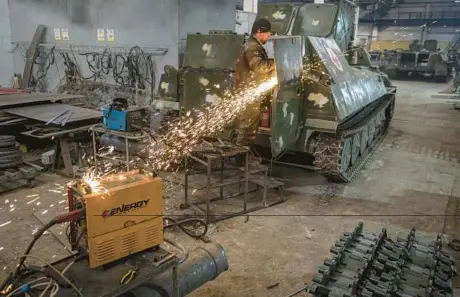  ?? JOHN MOORE/GETTY ?? A mechanic modifies a captured Russian tank for Ukrainian forces to use Monday in eastern Ukraine.