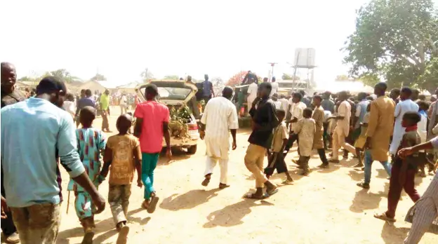  ??  ?? Members of the community evacuating victims of the attack in Gwaska village of Birnin Gwari LGA