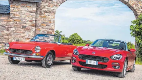  ?? FOTO: MARC FRAUENDORF ?? Hommage an eine Legende: der historisch­e Fiat 124 Sport Spider (links) und sein würdiger Nachfolger.