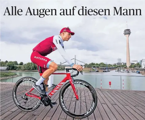  ?? FOTO: DPA ?? Kleine Schaufahrt über die Brücke im Düsseldorf­er Medienhafe­n: Tony Martin im Trikot von Katusha-Alpecin.