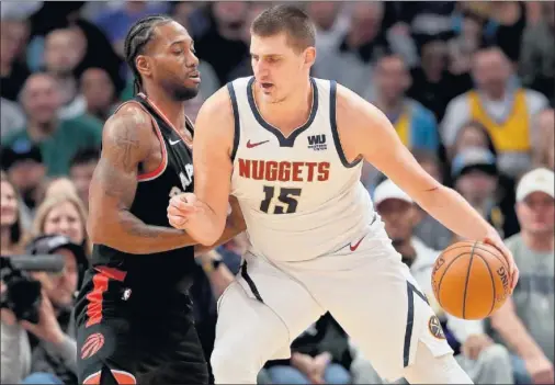  ??  ?? REFERENTES. Kawhi Leonard y Nikola Jokic, líderes de los mejores equipos de la primera mitad de curso en el Este (Raptors) y Oeste (Nuggets).