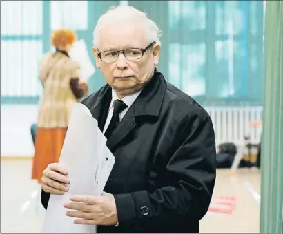  ?? KACPER PEMPEL / REUTERS ?? Jaroslaw Kaczynski, líder del partido Ley y Justicia, ayer en un colegio electoral de Varsovia