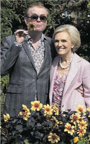  ??  ?? SAY IT WITH FLOWERS: Chris Evans and Mary Berry at the flower show