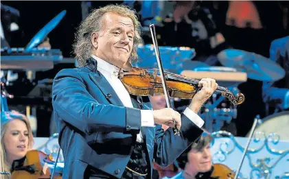  ??  ?? Para todo público. Con el correr de los años, Rieu fue acercando al múndo clásico a un público muy amplio.