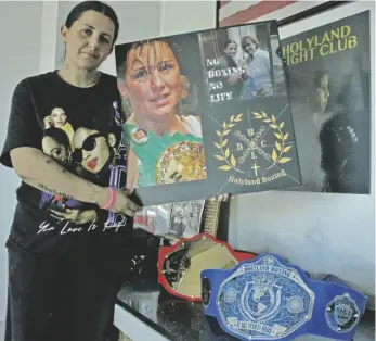  ?? FOTO CÉSAR NEYOY-BES ?? LA ENTRENADOR­A DE Holyland Boxing Club, Rahnia Abubaker, con una foto de la excampeona mundial Christy Martin, quien estará en Yuma como invitada a su evento boxsoitico del 27 de mayo.