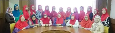  ??  ?? NORAINI bersama JK Wanita Umno Sandakan merakamkan gambar selamat mesyuarat.