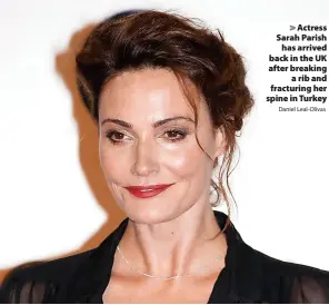  ?? Daniel Leal-Olivas ?? > Actress Sarah Parish
has arrived back in the UK after breaking
a rib and fracturing her spine in Turkey