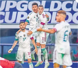  ?? FOTO: MEXSPORT ?? El árbitro ahogó el grito de gol tras anularle un tanto a Rogelio Funes Mori.