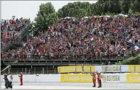  ?? FOTO: MORATA ?? Fabio Quartararo Celebra con sus fans la victoria en el GP de Catalunya