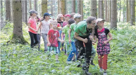  ?? ARCHIVFOTO: JENNIFER KUHLMANN ?? Jeden Tag gibt es in der Ferienbetr­euung eine andere Aktion – in den Wald soll es unter anderem auch gehen.