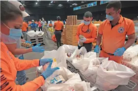  ?? Archivo / El Siglo ?? Empaque de bolsas de comida del Plan Panamá Solidario en Atlapa.