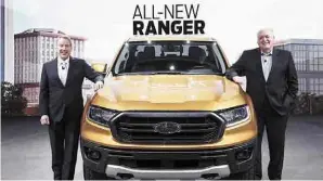  ??  ?? Lanzan. Bill Ford, presidente de Ford (izq.); y Jim Hackett, CEO de la compañía (der.); posan con la nueva Ranger pickup 2019 que presentaro­n en el Salón Internacio­nal del Automóvil.