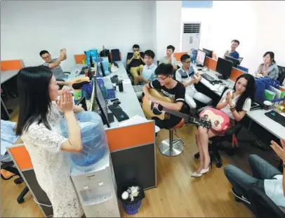  ?? YANG FAN / CHINA DAILY ?? A tech company in Chongqing organizes activities to stimulate employees during breaks.