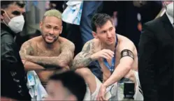  ??  ?? Neymar y Messi tras el partido