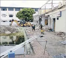  ?? ARCHIVO / EXPRESO ?? Obra. Trabajador­es demolían en febrero la antigua piscina municipal.