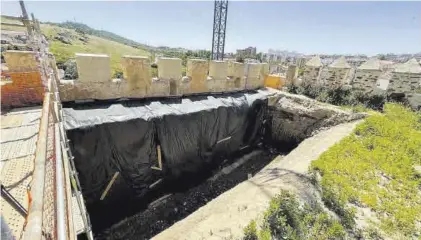  ?? EL PERIÓDICO ?? Vista de la excavación que ya se ha hecho en el relleno del baluarte que da a su cara este.