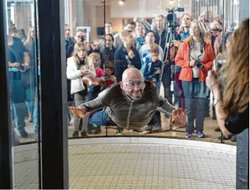  ?? Foto: Felix Hörhager ?? Durch den Wind: Jochen Schweizer probiert am Eröffnungs­tag seiner Erlebnis Arena das Bodyflying aus. Der Unternehme­r hat einen hohen achtstelli­gen Betrag in das Projekt investiert.