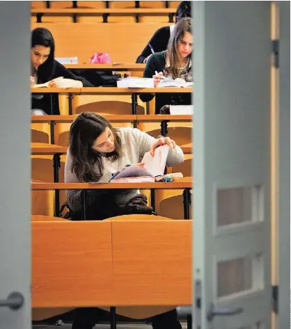  ??  ?? Demora na atribuição de bolsas é uma das queixas mais frequentes das associaçõe­s de estudantes