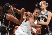  ?? Ellen Schmidt/Tribune News Service ?? Las Vegas guard Chelsea Gray, center, injured her foot midway through the fourth quarter of Game 3.