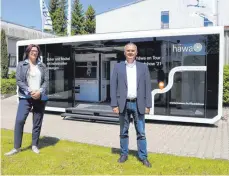  ?? FOTO: BELZ ?? Kathrin Lay und Stefan Kaufer sind überzeugt von ihrem Konzept: Der „HäwaTruck“zeigt den Kunden deutschlan­dweit, was die Firma zu bieten hat.