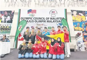  ?? ?? CEMERLANG: Pasukan Sarawak merakam kenangan di Arena Stadium Tertutup MOM di Bukit Jalil selepas melakar kejayaan membanggak­an.