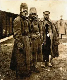  ?? Foto: Kreisbilda­rchiv ?? Auf dem Lechfeld waren rund 20 000 Gefangene verschiede­ner Nationalit­äten interniert wie diese Soldaten aus Russland.