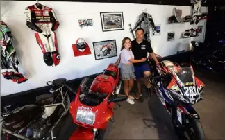  ?? (Photos Gilbert Rinaudo) ?? Le magasin tenu par Peter Polesso comprend une partie « musée » où des anciens pilotes à succès du team TCP Racing ont apporté leur contributi­on.