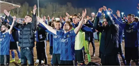  ?? KEYSTONE ?? Die Sensations­mannschaft im deutschen Pokal: Der 1. FC Saarbrücke­n nach dem Triumph im Viertelfin­al gegen Düsseldorf.