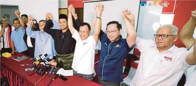  ?? PIC BY MOHD AZREN JAMALUDIN ?? Johor Menteri Besar Dr Sahruddin Jamal (fourth from right) with Johor Pakatan Harapan leaders at the Johor Parti Pribumi Bersatu Malaysia headquarte­rs in Johor Baru yesterday.