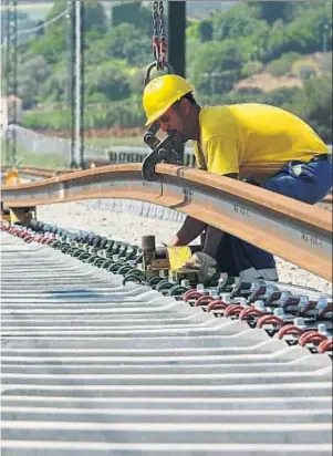  ?? AGUSTÍ ENSESA / ARXIU ?? Aturada. L’obra pública no s’enlaira. A dalt, treballs d’ampliació de l’AVE. Molts trams estan afectats per restriccio­ns pressupost­àries i conflictes per sobrecosto­s Futur. La remodelaci­ó i ampliació del Camp Nou (a l’esquerra) és una de les actuacions...