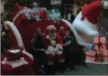  ?? CHAD FELTON — THE NEWS-HERALD ?? Jessica Spraggins poses for a photo with Santa, her father, James, and her son, Nathan, on Dec. 2 at the Great Lakes Mall during the annual Sensitive Santa event.