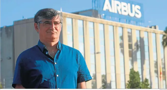  ?? PERDIGONES ?? Juanma Trujillo ante la factoría de Airbus en el polígono El Trocadero de Puerto Real.