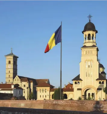  ?? FOTO: SHUTTERSTO­CK ?? Cetatea Alba Carolina,cea mai mare fortificaţ­ie din România,construită în prima jumătate a secolului al XVIII-lea,şi Catedrala Romano-Catolică “Sfântul Mihail” din Alba Iulia au fost incluse în celebrul Ghid de turism Michelin,primind fiecare câte “două stele”.