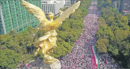  ?? ?? Vista del Paseo de la Reforma, desde el Ángel de la Independen­cia, en Ciudad de México, durante la masiva manifestac­ión de ayer en defensa de la democracia