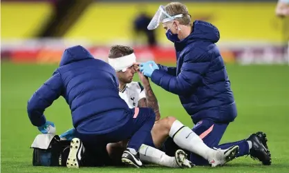 ??  ?? The Tottenham defender, Toby Alderweire­ld, receives treatment for a head injury during a match against Burnley last October. Photograph: Kevin Quigley/NMC Pool