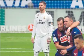  ?? FOTO: EFE ?? Sergio Ramos, con la mirada perdida tras encajar una durísima derrota en Eibar