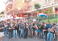  ??  ?? Manifestan­tes, en su gran mayoría jóvenes vestidos de negro hicieron un alto frente a la ANR para expresar sus reclamos.