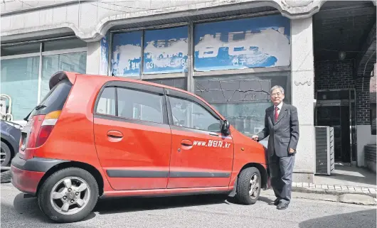  ??  ?? Han poses next to his 21-year-old self-driving car.