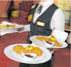  ?? FOTO: PATRICK SEEGER/DPA ?? Mehr als nur Essen zum Tisch tragen: Servicekrä­fte in der Gastronomi­e haben einiges auszuhalte­n.