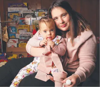  ?? ?? Chloe Campbell, with her daughter Adena Devine, 18 months, is taking part in a first aid skills course as part of the Small Steps program. Picture: Nikki Davis-Jones