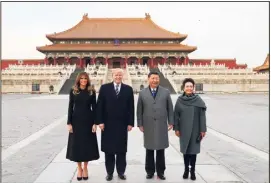  ?? (Photo EPA) ?? Les deux couples présidenti­els, Mélania et Donald Trump / Xi Jimping et Peng Liyuan, posant dans la Cité interdite à Pékin.