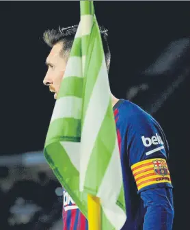  ?? FOTO: MANEL MONTILLA ?? Ovacionado en campo rival La afición del Betis aplaudió y coreó a Messi