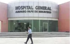  ??  ?? Fallas. El hospital de reciente creación carece de insumos, el personal debe solucionar el problema como pueda.