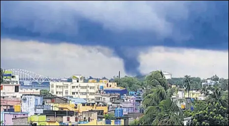  ?? INSTAGRAM @RUPAMSARKA­R11 ?? A tornado is seen approachin­g as Cyclone Yaas continues to move inland in Naihati, West Bengal.