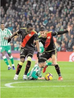  ??  ?? Sanabria cae ante la presión de Imbula y Álex Moreno