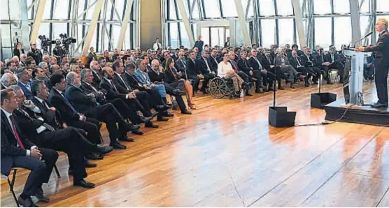  ?? (TÉLAM) ?? Cumbre. El presidente Mauricio Macri habló de las reformas y lo escucharon los gobernador­es. Juan Schiaretti, de traje celeste, entre ellos.