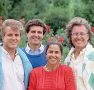  ??  ?? Giovani e sorridenti I Benetton: Gilberto è il primo a sinistra