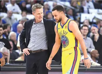  ?? KYLE TERADA-USA TODAY SPORTS ?? MEMBAIK: Bintang Golden State Warriors Stephen Curry (kanan) disambut pelatih Steve Kerr ketika mengalami cedera pada kuarter pertama laga melawan San Antonio Spurs di Oracle Arena (8/3).