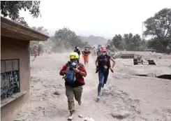  ??  ?? EVACUACIÓN. En la zona los rescatista­s están alertas frente a posibles nuevas erupciones.