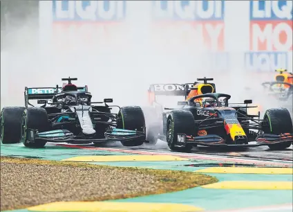  ?? FOTO: GETTY ?? La acción clave de la carrera de Max Verstappen fue superar a Hamilton en la salida, con toque incluido al campeón en la primera curva